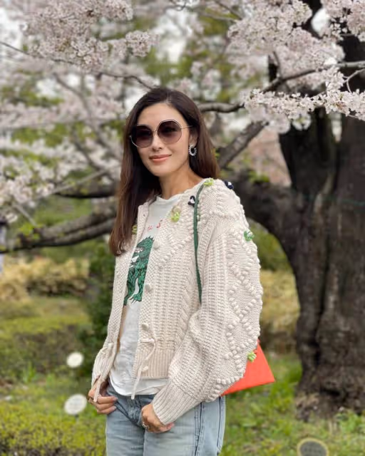 李嘉欣迎接54歲生日,曬定製禮物和狗狗,她的生活狀態很好
