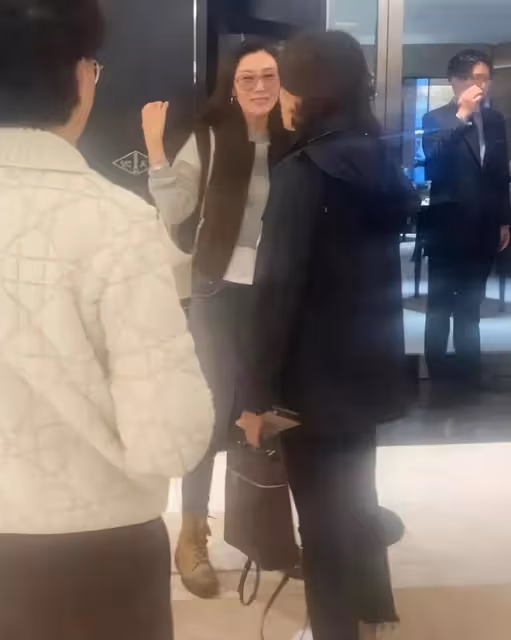 李嘉欣迎接54歲生日,曬定製禮物和狗狗,她的生活狀態很好