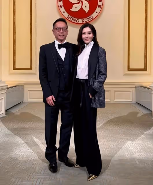 李嘉欣迎接54歲生日,曬定製禮物和狗狗,她的生活狀態很好