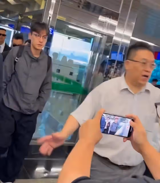 胡歌離台機場畫面：戴眼鏡背雙肩包，衣服好搭，好鬆弛的少年感
