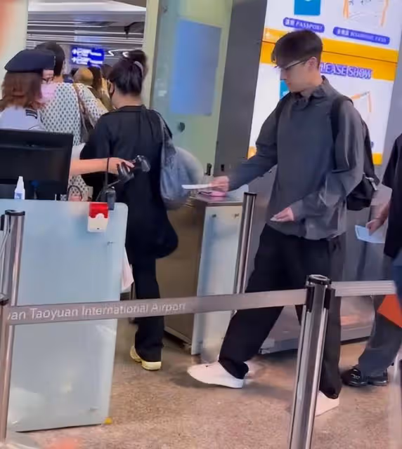 胡歌離台機場畫面：戴眼鏡背雙肩包，衣服好搭，好鬆弛的少年感
