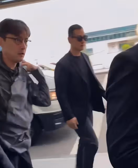 胡歌離台機場畫面：戴眼鏡背雙肩包，衣服好搭，好鬆弛的少年感