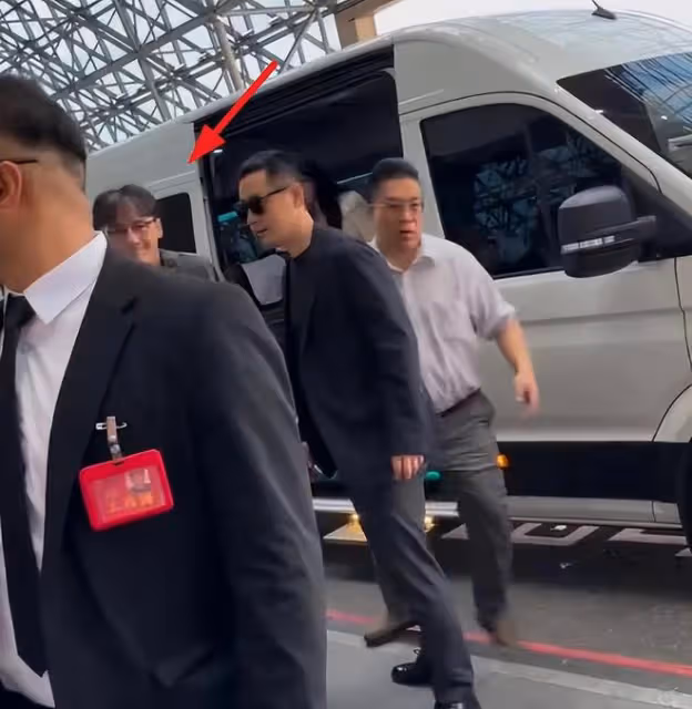 胡歌離台機場畫面：戴眼鏡背雙肩包，衣服好搭，好鬆弛的少年感