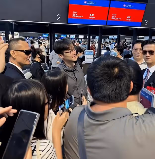 胡歌離台機場畫面：戴眼鏡背雙肩包，衣服好搭，好鬆弛的少年感