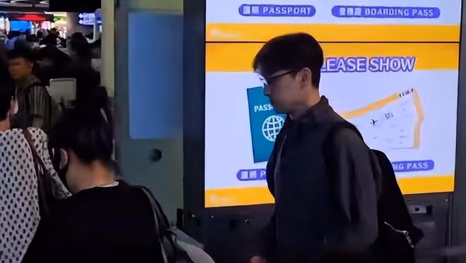 胡歌離台機場畫面：戴眼鏡背雙肩包，衣服好搭，好鬆弛的少年感