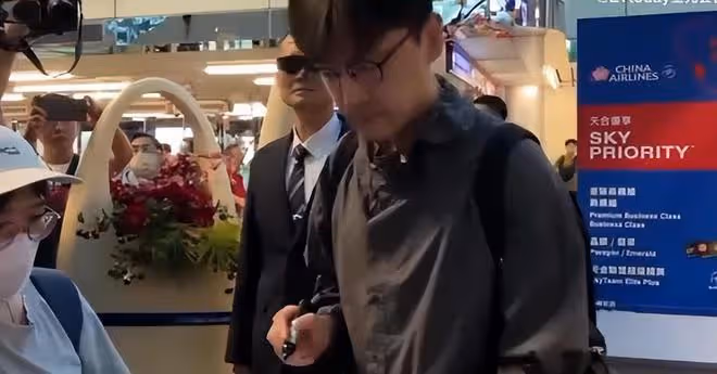 胡歌離台機場畫面：戴眼鏡背雙肩包，衣服好搭，好鬆弛的少年感
