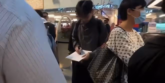 胡歌離台機場畫面：戴眼鏡背雙肩包，衣服好搭，好鬆弛的少年感