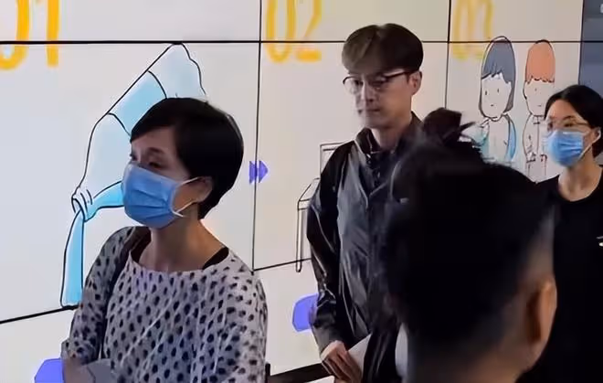 胡歌離台機場畫面：戴眼鏡背雙肩包，衣服好搭，好鬆弛的少年感