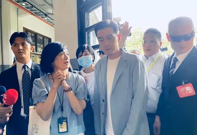胡歌離台機場畫面：戴眼鏡背雙肩包，衣服好搭，好鬆弛的少年感