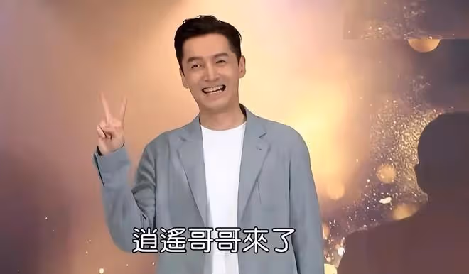 胡歌離台機場畫面：戴眼鏡背雙肩包，衣服好搭，好鬆弛的少年感