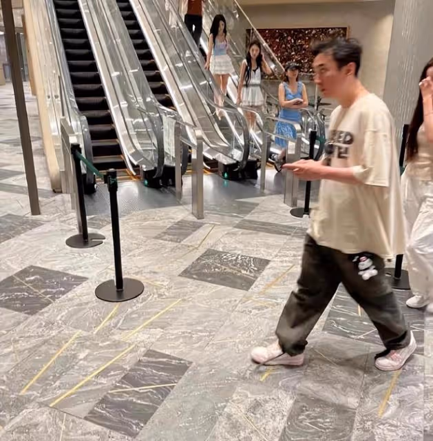 王思聰私生子事件後首次公開露面:表情冷漠,身後多位異性隨行