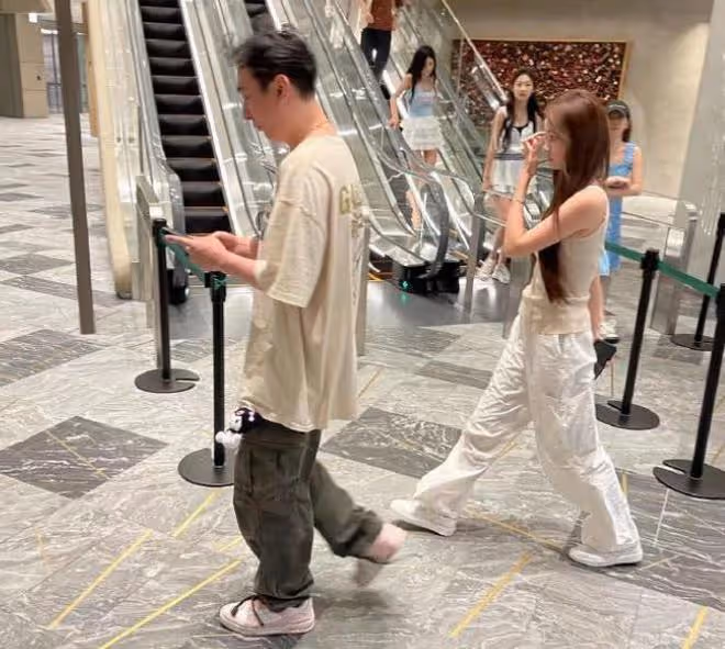 王思聰私生子事件後首次公開露面:表情冷漠,身後多位異性隨行