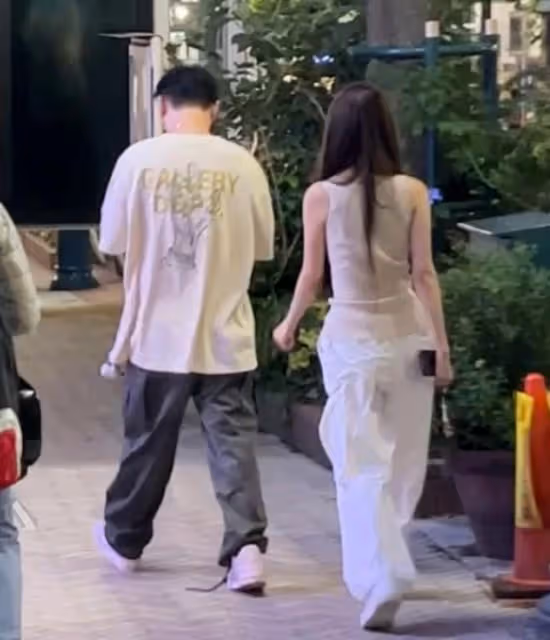 王思聰私生子事件後首次公開露面:表情冷漠,身後多位異性隨行
