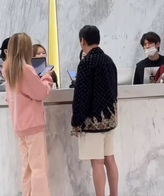 王思聰私生子事件後首次公開露面:表情冷漠,身後多位異性隨行