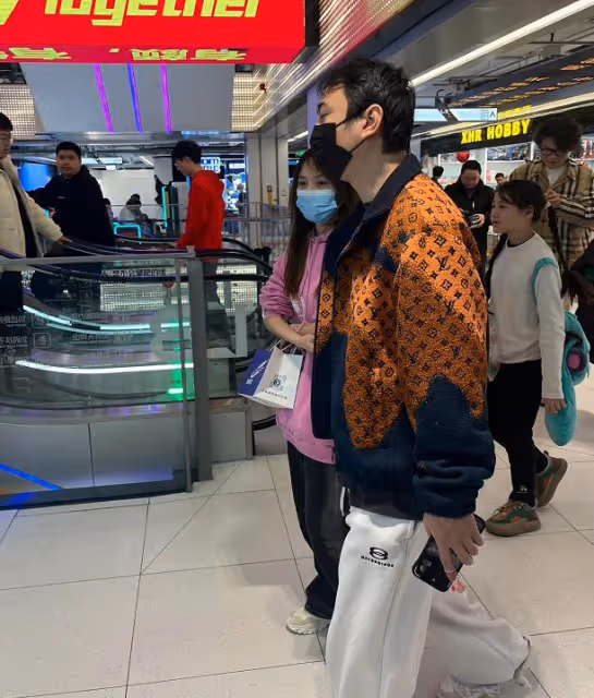 王思聰私生子事件後首次公開露面:表情冷漠,身後多位異性隨行