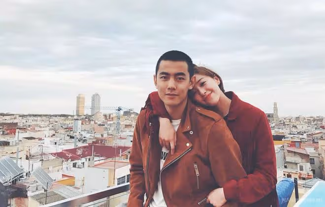闞清子挽手未婚夫聚餐,開1500萬豪車卻租房住,求婚一年不急結婚