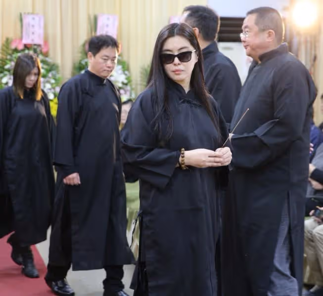修佛港星罕見曬自拍!皮膚白滑少女味十足!戀情失敗不再結婚