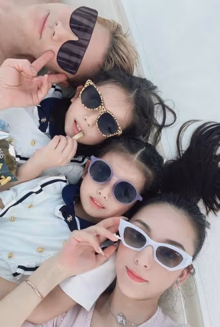 郭富城與小4歲岳母出海游!兩個女兒顏值直逼小21歲太太