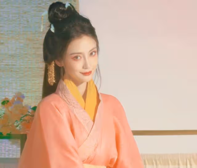 baby帶美瞳再現驚艷古裝，嫵媚多姿眼神繚繞，卻被吐槽像日本歌姬