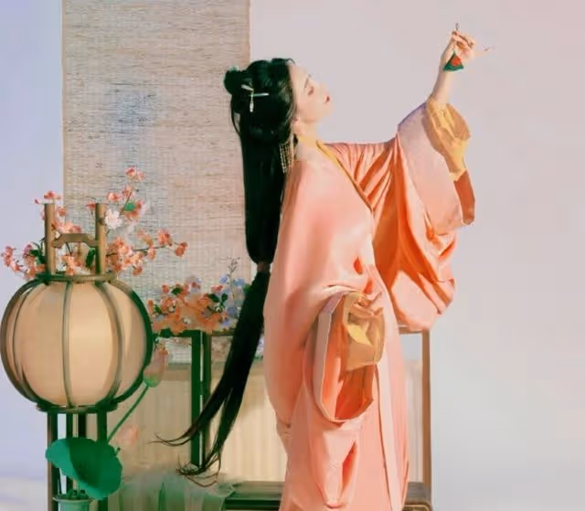 baby帶美瞳再現驚艷古裝，嫵媚多姿眼神繚繞，卻被吐槽像日本歌姬