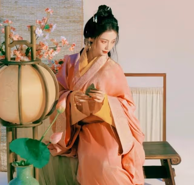 baby帶美瞳再現驚艷古裝，嫵媚多姿眼神繚繞，卻被吐槽像日本歌姬