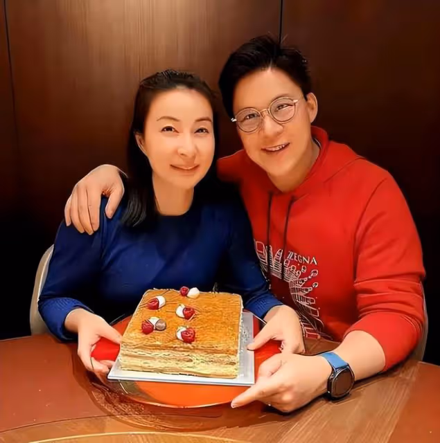 看了霍啟剛弟弟和賭王女兒曬的照片,才明白霍家和普通豪門的區別