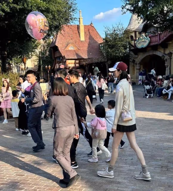 看了霍啟剛弟弟和賭王女兒曬的照片,才明白霍家和普通豪門的區別