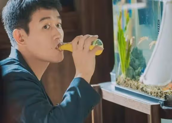 這一次,劉亦菲「油光錚亮」的大象腿,是對內娛畸形審美的反擊