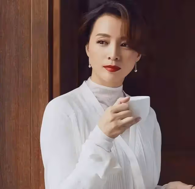50歲董卿跌下神壇,她到底做錯了什麼?