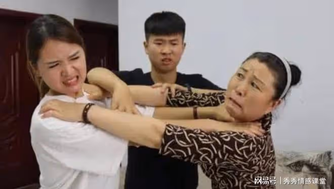老公工資漲到30000後,全家逼我離婚,我一個電話他們慌了