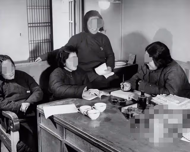 回顧17歲女孩被迫嫁給癱瘓男子,38歲突然掐死丈夫:我忍了他22年