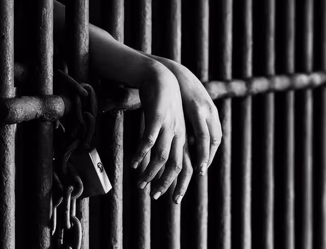 回顧17歲女孩被迫嫁給癱瘓男子,38歲突然掐死丈夫:我忍了他22年