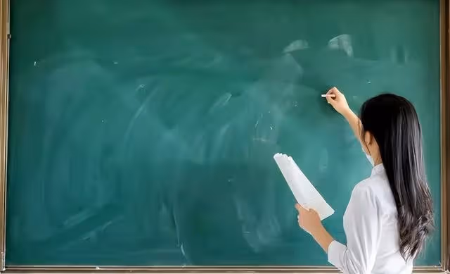 回顧:女老師被校長侵占,為復仇勾引校長兒子,結果父子反目