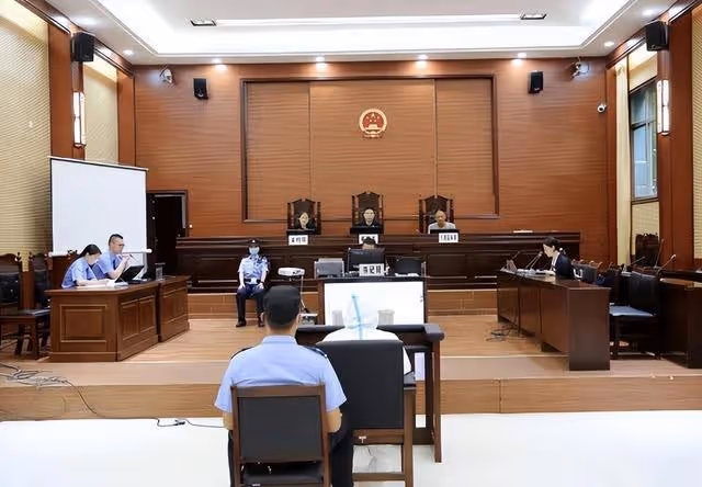 回顧:女老師被校長侵占,為復仇勾引校長兒子,結果父子反目