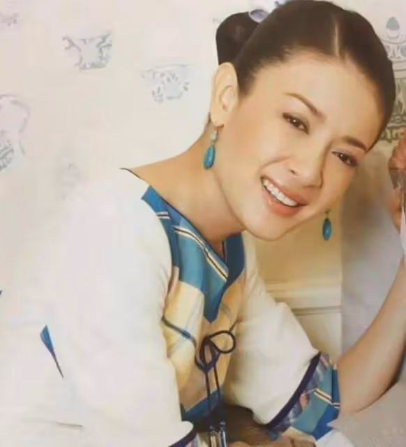 2014年,泰國王妃脫光衣服趴在地上給狗喂食,遭到曝光後被迫出家