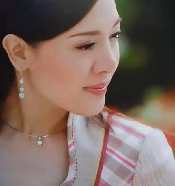 2014年,泰國王妃脫光衣服趴在地上給狗喂食,遭到曝光後被迫出家