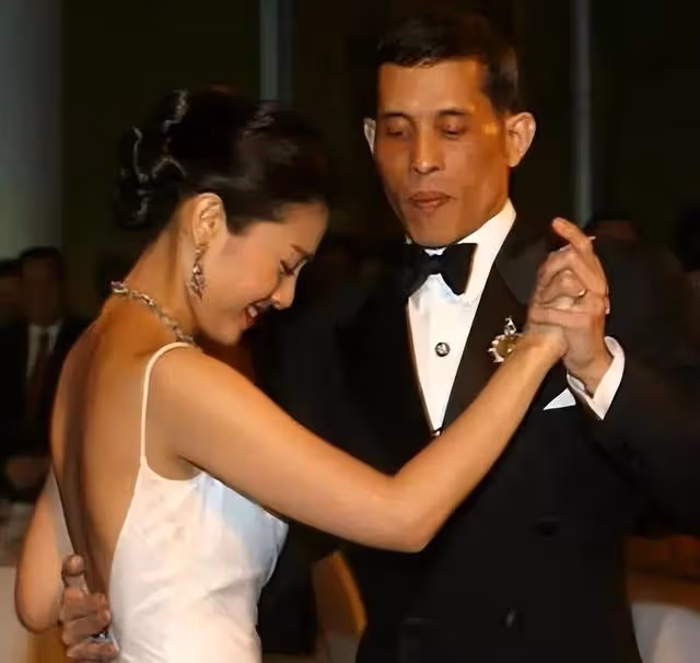 2014年，泰國王妃脫光衣服趴在地上給狗喂食，遭到曝光後被迫出家