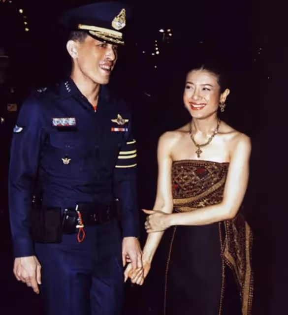 2014年，泰國王妃脫光衣服趴在地上給狗喂食，遭到曝光後被迫出家