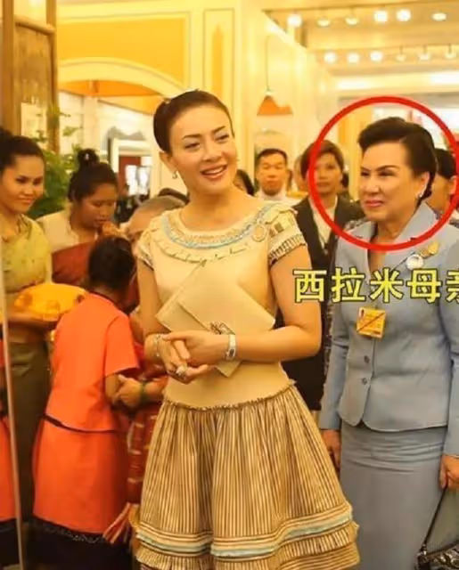2014年,泰國王妃脫光衣服趴在地上給狗喂食,遭到曝光後被迫出家