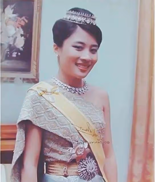 2014年,泰國王妃脫光衣服趴在地上給狗喂食,遭到曝光後被迫出家