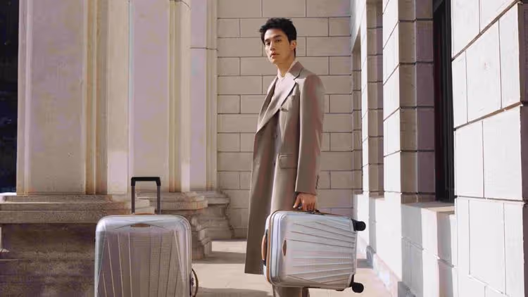 李棟旭搶拎Samsonite當時尚旅人　帥臉讓人好想跟他一起出遊