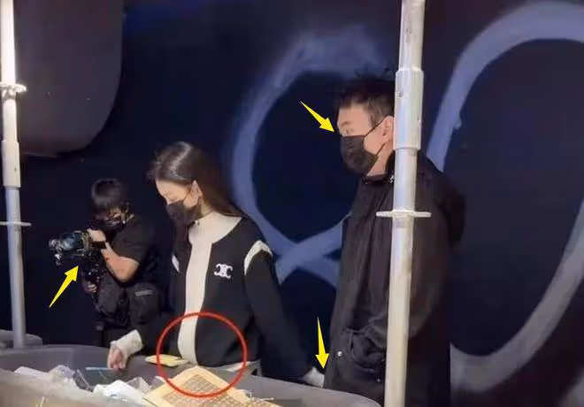 實錘了!王思聰黃一鳴牽手照曝光,黃一鳴挺大孕肚,挑選母嬰用品