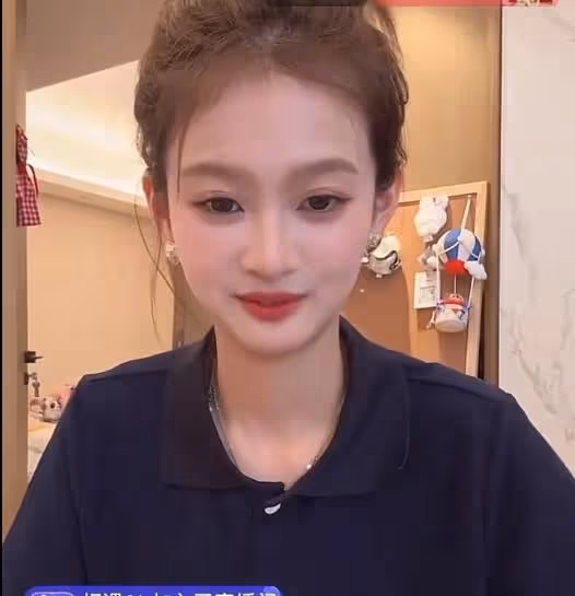 黃一鳴回應後,王思聰疑似在線吃自己的瓜,看手機入迷忘記拿水