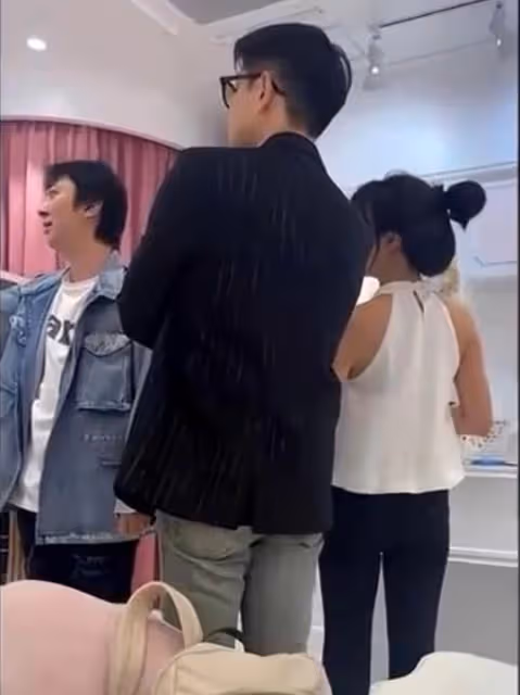 黃一鳴回應後,王思聰疑似在線吃自己的瓜,看手機入迷忘記拿水