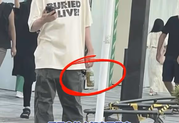 黃一鳴回應後,王思聰疑似在線吃自己的瓜,看手機入迷忘記拿水