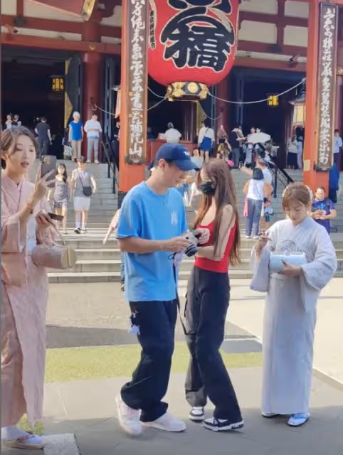 黃一鳴回應後,王思聰疑似在線吃自己的瓜,看手機入迷忘記拿水