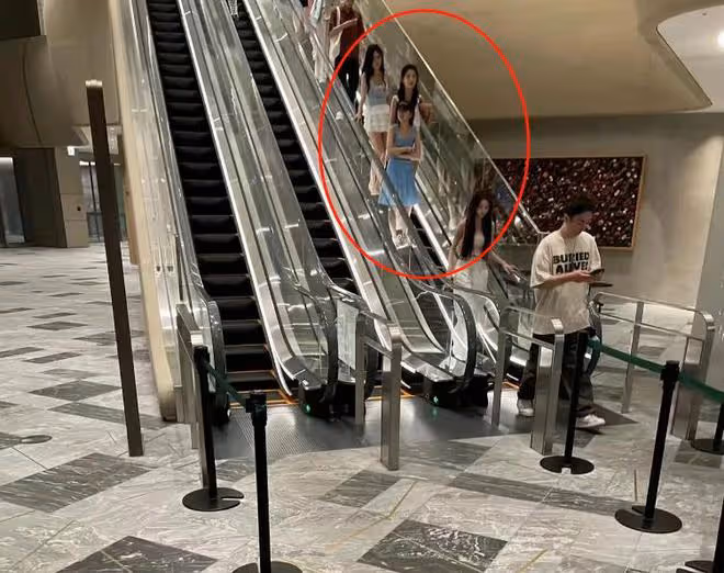 黃一鳴回應後,王思聰疑似在線吃自己的瓜,看手機入迷忘記拿水