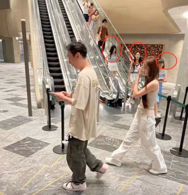 黃一鳴回應後,王思聰疑似在線吃自己的瓜,看手機入迷忘記拿水