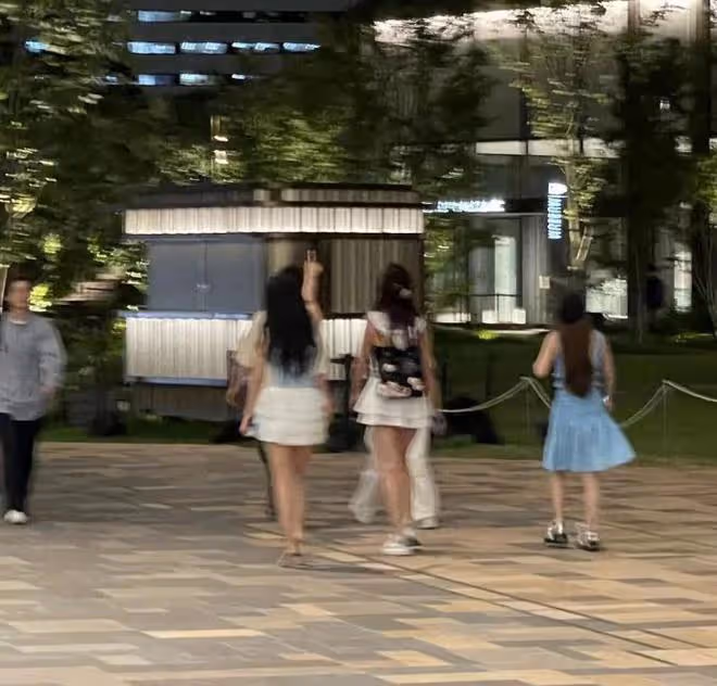 黃一鳴回應後,王思聰疑似在線吃自己的瓜,看手機入迷忘記拿水