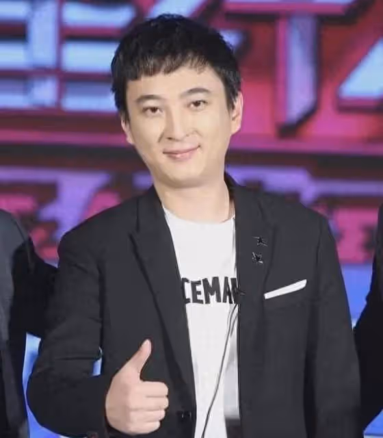 黃一鳴回應後,王思聰疑似在線吃自己的瓜,看手機入迷忘記拿水